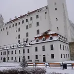 Dominant Studio Hostel With Free Parking For Preregistered Drivers & Garage With Cctv