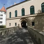 Dominant Studio Hostel With Free Parking For Preregistered Drivers & Garage With Cctv