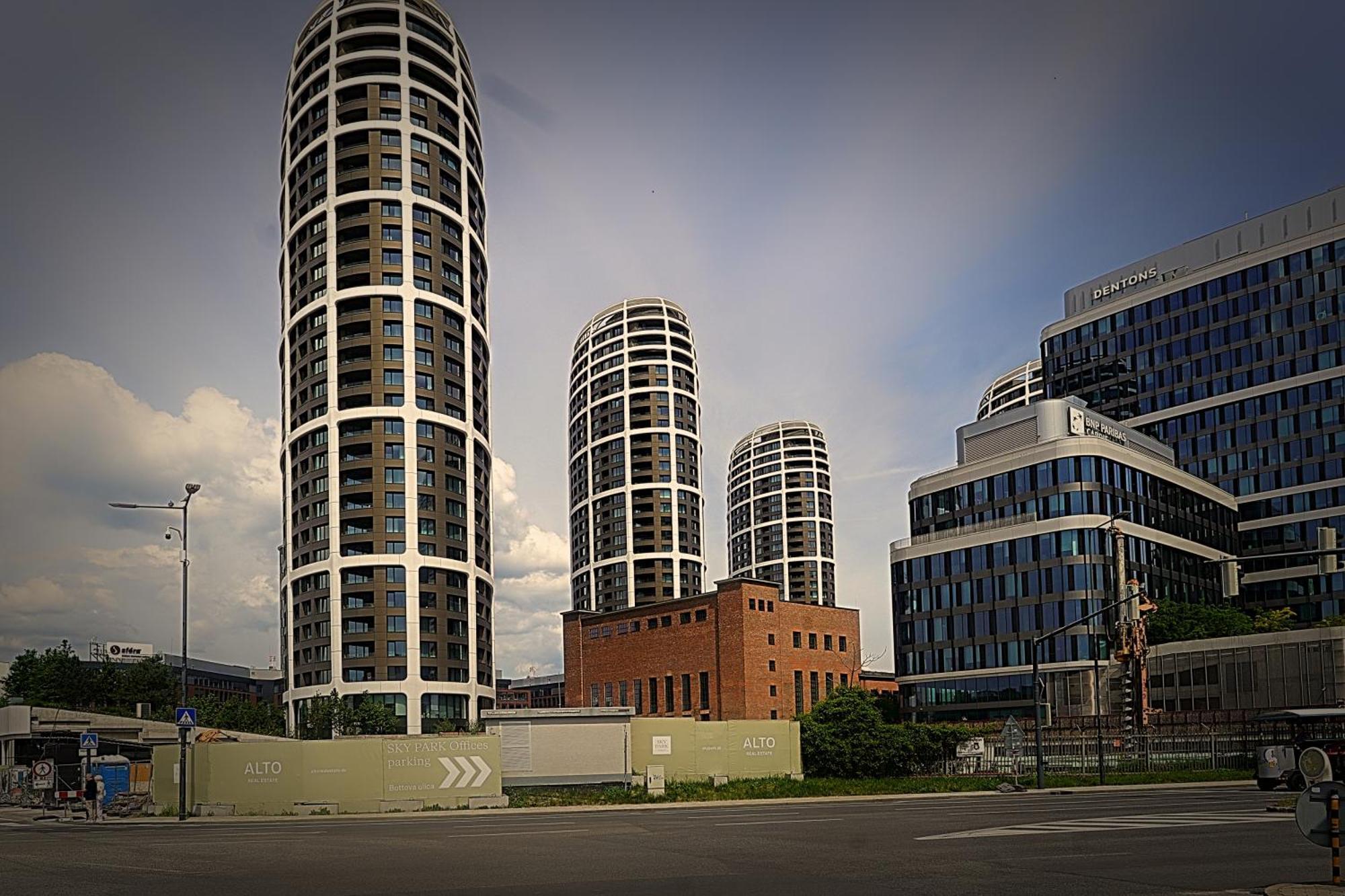 Dominant With Free Parking For Preregistered Drivers & Garage With Cctv